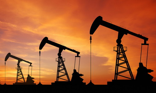 
Hơn 1 năm qua, giá dầu không ngừng sụt giảm, lý do chính là bởi Mỹ và Trung Đông không ngừng bơm dầu bán ra thị trường ở mức sản lượng cao kỷ lục - Ảnh: OilBoom.
