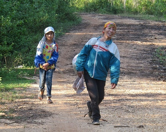 
Cháu Nguyễn Thị Lành theo mẹ vào rừng nhặt hạt dẻ những lúc nghỉ học
