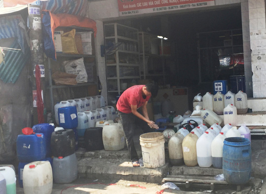 
Hóa chất, phụ gia chế biến thực phẩm bày bán ở chợ Kim Biên

