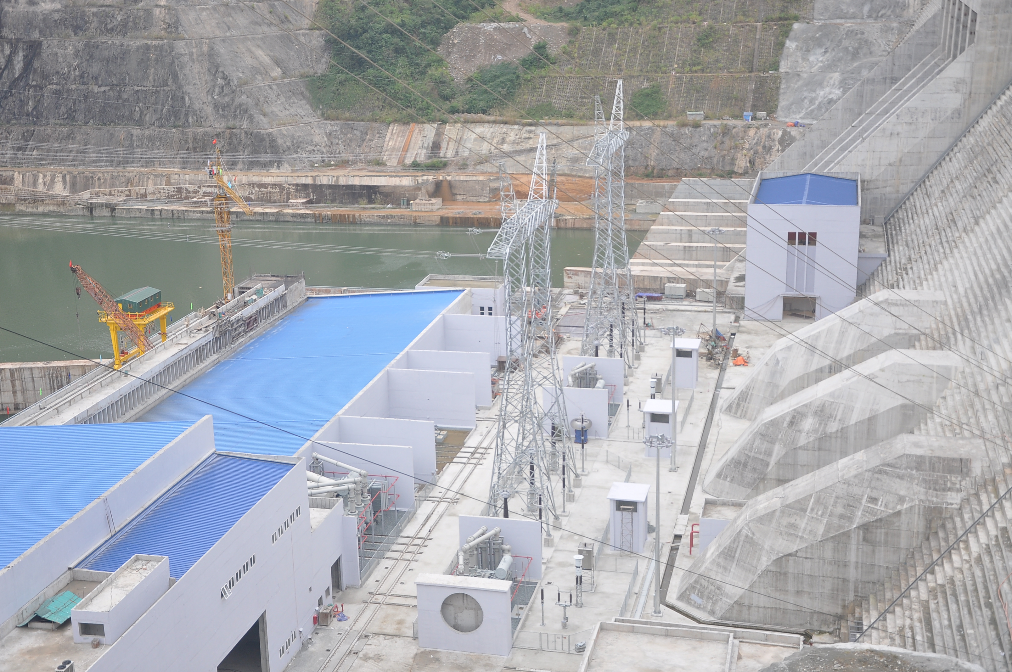 
Dưới đập Thủy điện Lai Châu, các hạng mục xây dựng liên quan đến nhà điều hành, hệ thống truyền tải đã sẵn sàng cho năm 2016, khi hai tổ máy 2 và 3 hoàn thành và chính thức phát điện hoàn thiện

