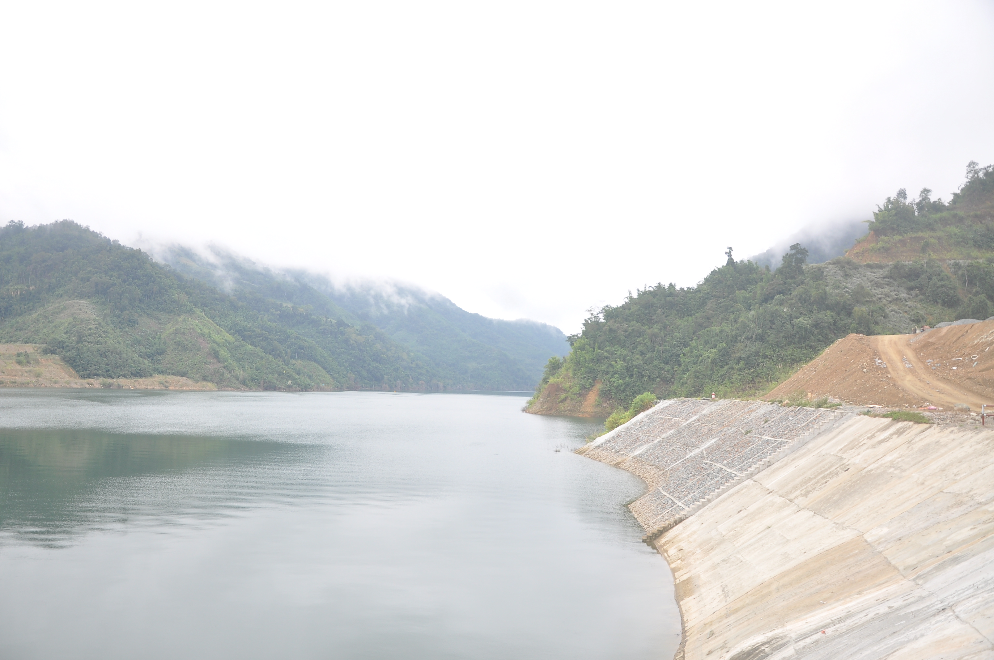 Trên vùng cao, rồi đây hồ thủy điện Lai Châu sẽ đem lại lợi ích cho người dân vùng cao bởi lòng hồ sẽ được khai thác để nuôi cá, du lịch