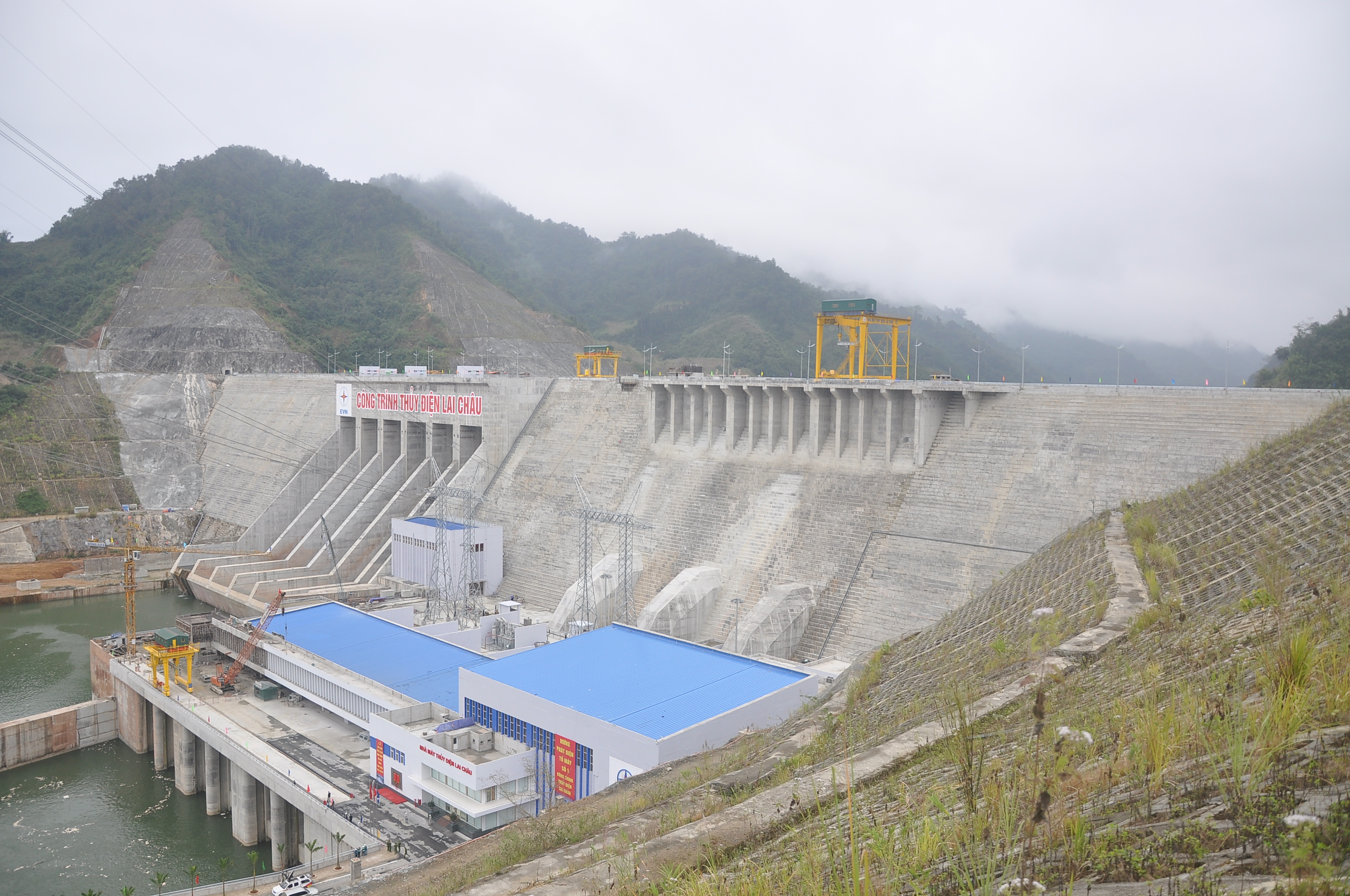 
Toàn cảnh công trình Nhà máy Thủy điện Lai Châu nhìn từ cao trình
