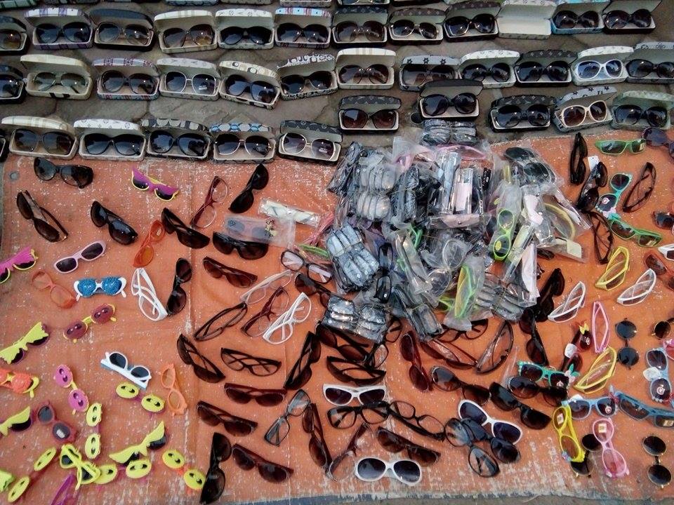 
Những lô kính mát được bày bán trên những tấm bạt trải dọc vỉa hè (ảnh: BD)
