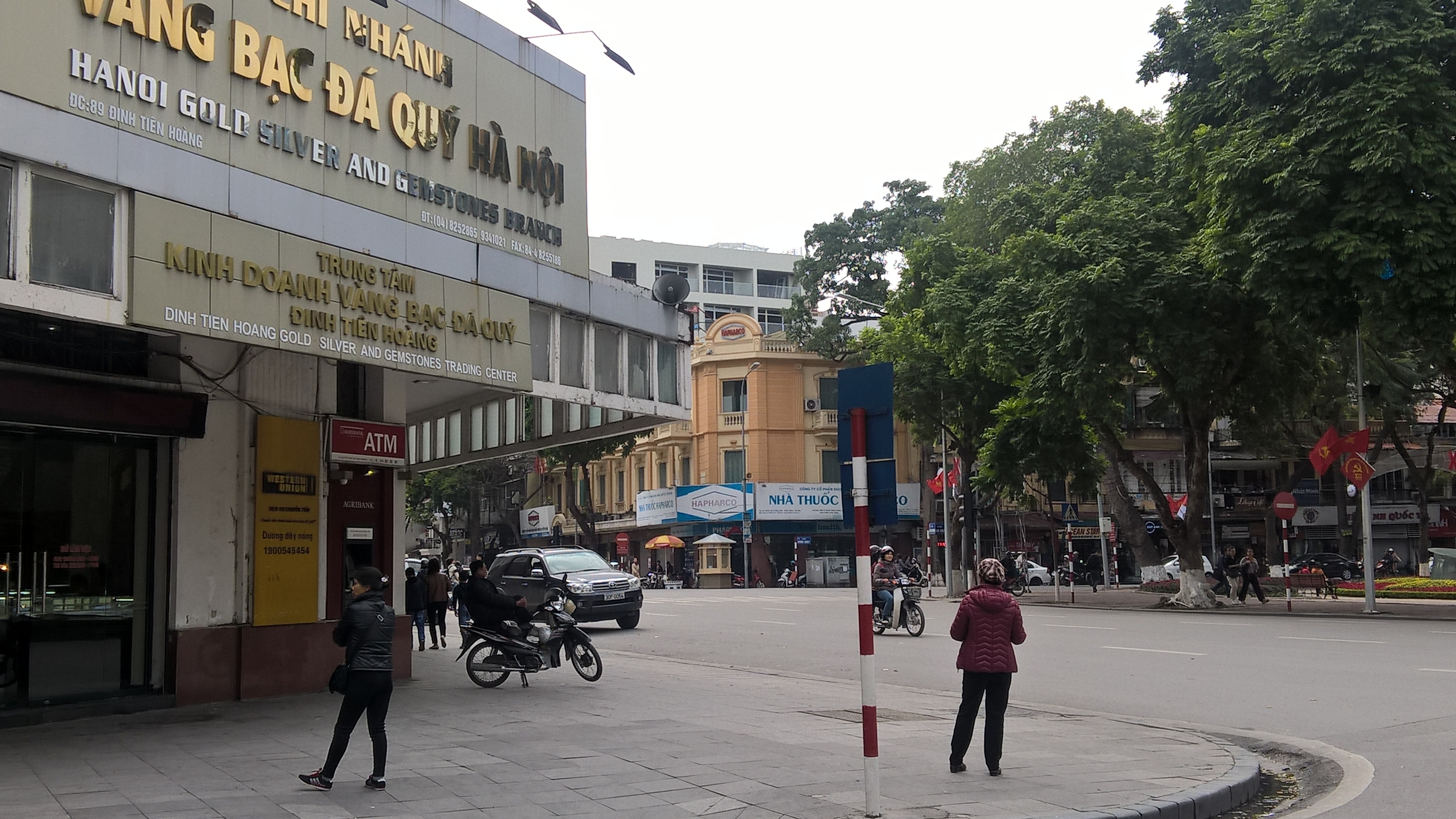 Hai đối tượng cò đổi tiền đô la và tiền lẻ tại phố Nguyễn Xí, giao cắt phố Đinh Tiên Hoàng (Hoàn Kiếm, Hà Nội)