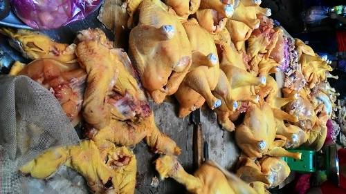 Chất vàng ô được phát hiện trong thức ăn chăn nuôi để tạo màu đẹp, đồng thời khi cho gà ăn sẽ giúp chân, da gà có màu vàng bắt mắt. (Ảnh minh hoạ).