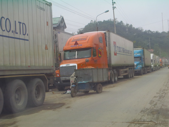 
Xe chở nông sản bị ùn ứ kéo dài ở gần cửa khẩu Tân Thanh từ nhiều ngày qua - Ảnh: Văn Duẩn
