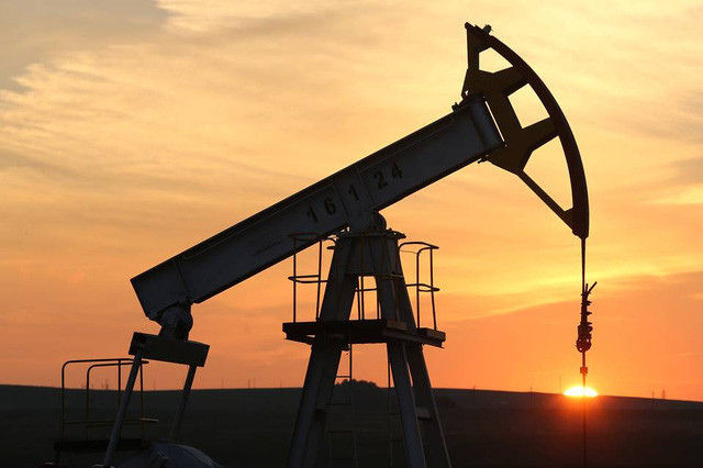 Giá dầu nhích tăng trở lại

