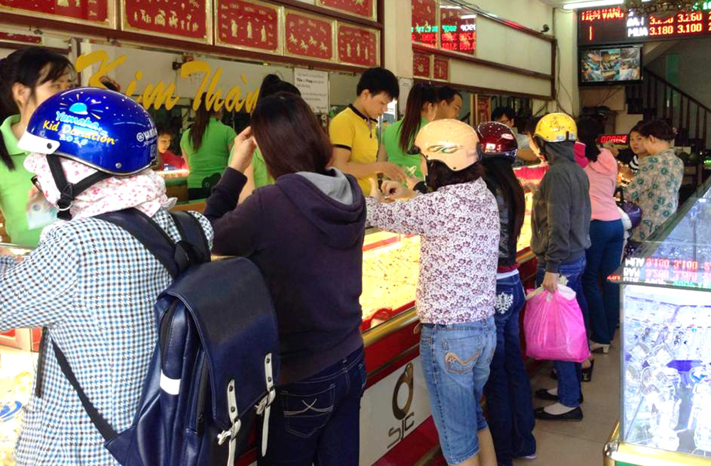 Các tiệm vàng luôn đông khách đến mua trong buổi sáng của ngày Vía Thần Tài