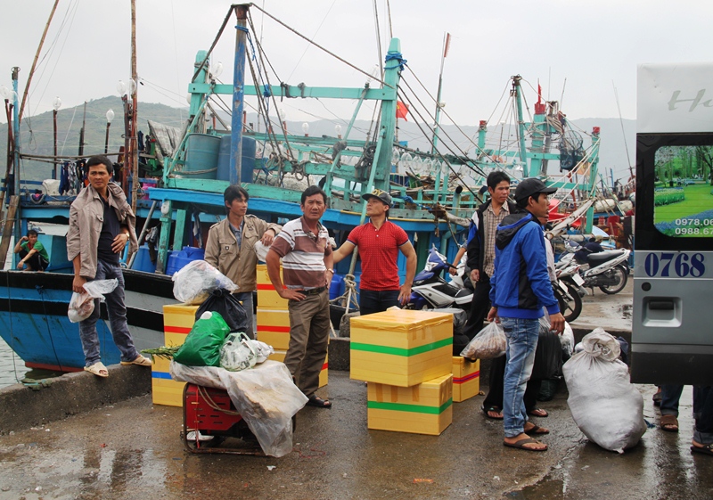 Nhiều ngư dân ăn Tết trên biển để khai thác thủy sản giờ mới cập bờ chuẩn bị về quê ăn Tết muộn