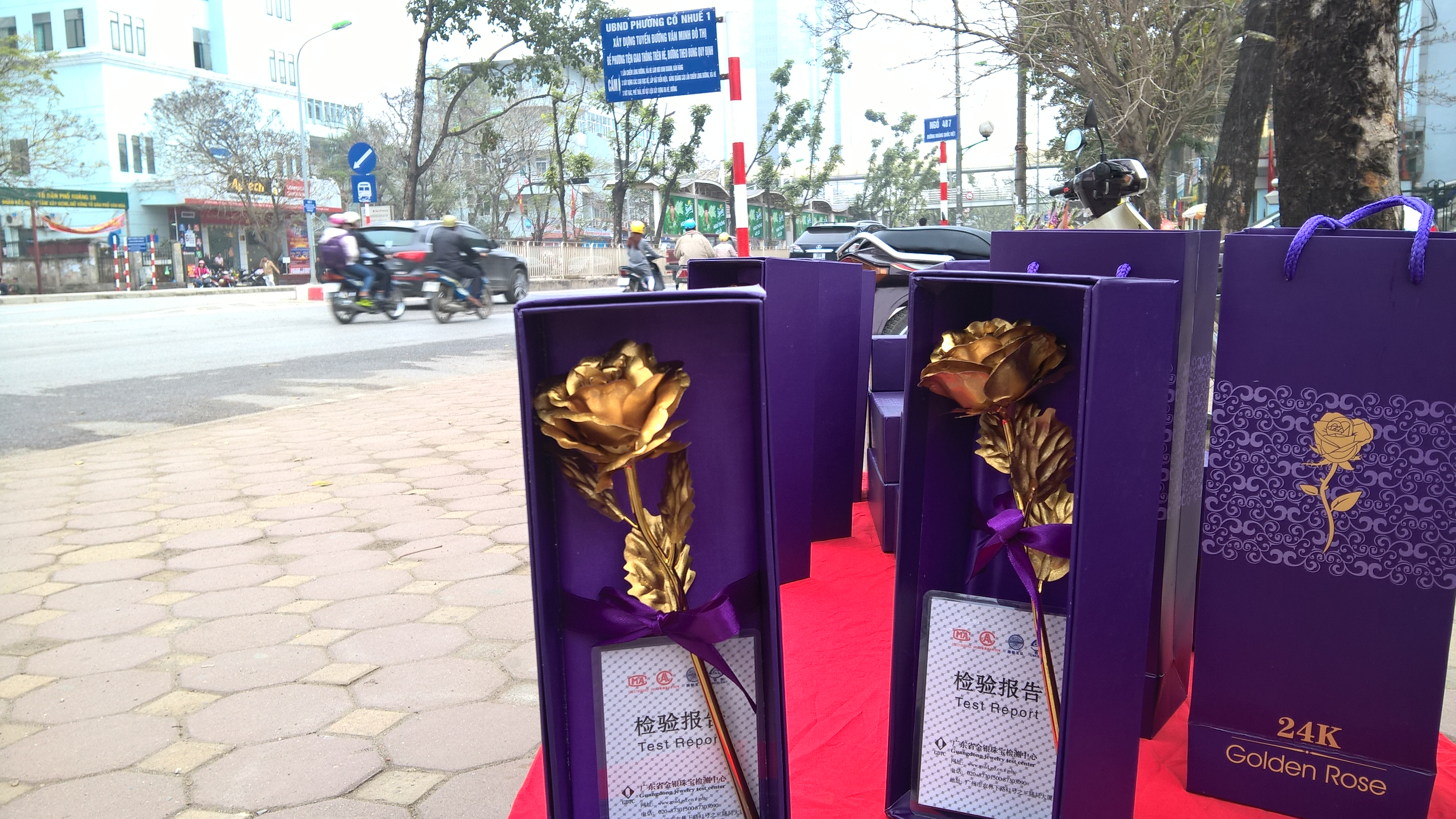 
Bông hồng vàng được quảng cáo là hồng vàng 24K có giá siêu rẻ bán vỉa hè Hà Nội
