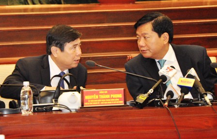 Bí thư Đinh La Thăng (phải) và Chủ tịch Nguyễn Thành Phong cam kết tạo điều kiện tốt nhất cho doanh nghiệp nước ngoài kinh doanh tại TPHCM