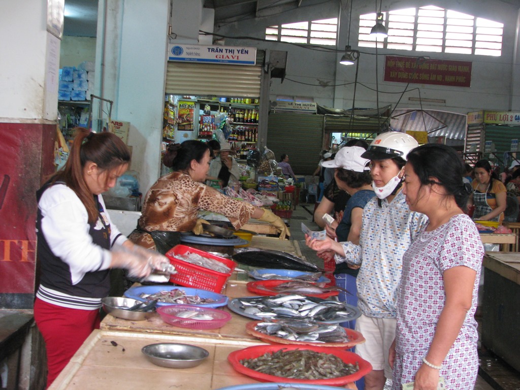 Nhiều người dân đã yên tâm mua cá về ăn 