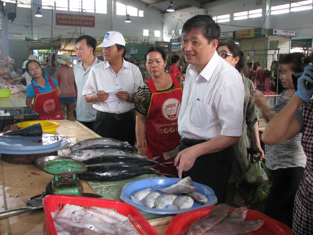 Phó Chủ tịch Đặng Việt Dũng kiểm tra các điểm bán cá sạch 