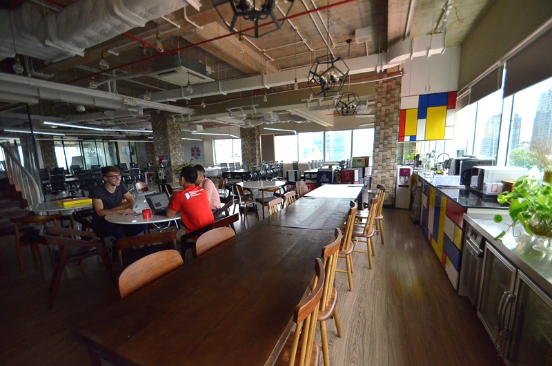 
Tầng 10 được thiết kế thành một không gian mở, nơi hơn 100 người có thể ngồi làm việc chung cùng nhau.
