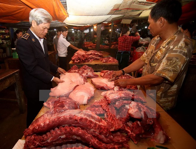 
Nhân viên Thú y kiểm tra sản phẩm thịt lợn tại một hộ kinh doanh ở thị trấn Hai Riêng, huyện Sông Hinh, Phú Yên. (Ảnh: Vũ Sinh/TTXVN)
