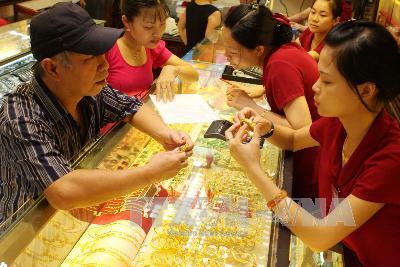 
Mua bán vàng tại Công ty Vàng Bảo Tín Minh Châu. Ảnh: Trần Việt/TTXVN
