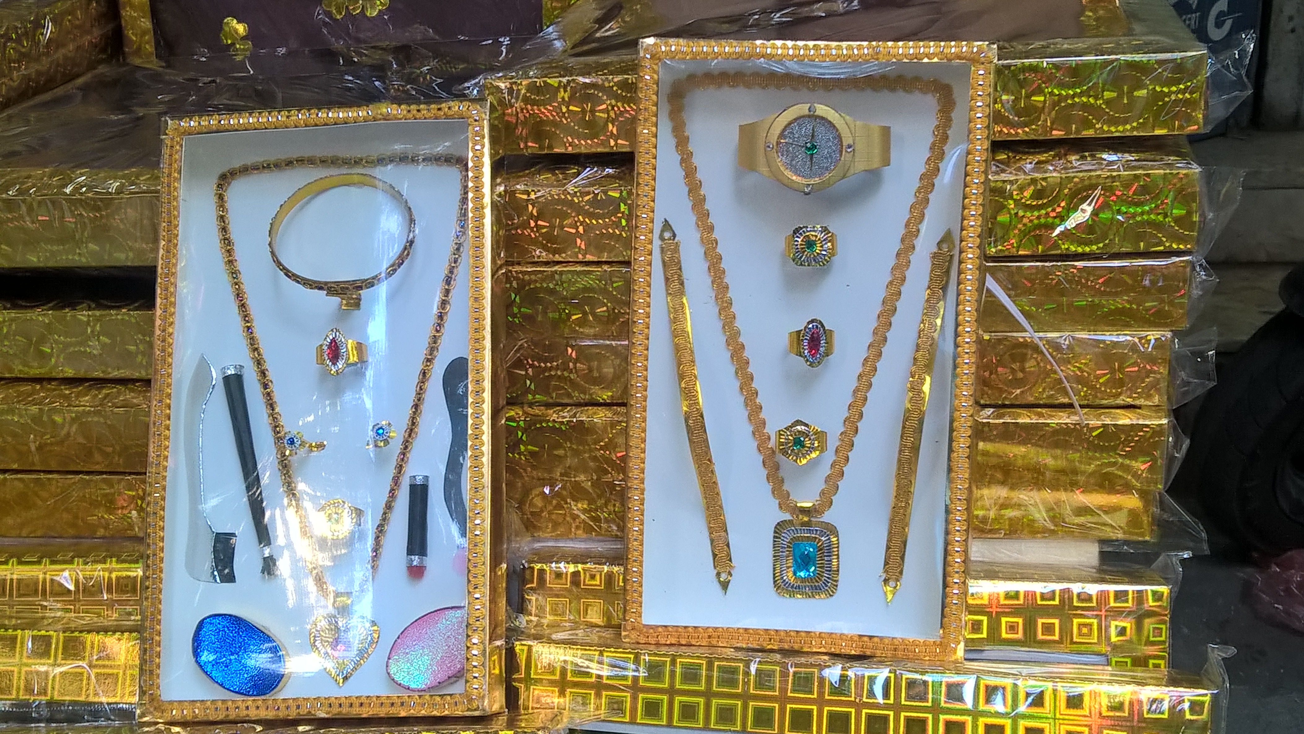 
Vàng, kim cương, dây truyền vàng cũng thiết kế rất đẹp. Theo chủ quán, mặt hàng sang chảnh này lại có giá rất rẻ 80.000 đồng/bộ
