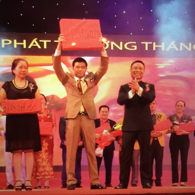 
Trong một lễ phát thưởng, số tiền thưởng có một cá nhân trên 2,2 tỷ đồng, ông Lê Văn Quang, Chủ tịch Thăng Long Group nói:Mọi thứ trên đời đều có sẵn, vấn đề là lấy nó bằng cách nào
