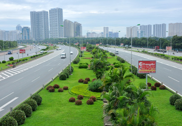 Hà Nội, mỗi năm chi 53 tỷ đồng chỉ để cắt cỏ Đại lộ Thăng Long. Tính chung, cả năm Hà Nội chi 700 tỷ đồng riêng tiền cắt cỏ các tuyến đường trên địa bàn thành phố.