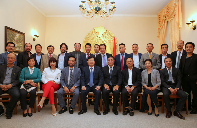Phó Thủ tướng và đại diện các DN của Việt kiều tại Đức. Ảnh: VGP