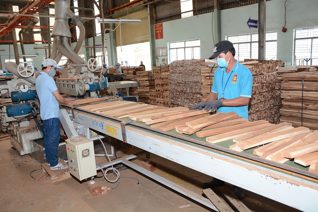 Sản xuất gỗ đang là ngành thu hút nhiều nhân lực. Ảnh: Uyên Viễn