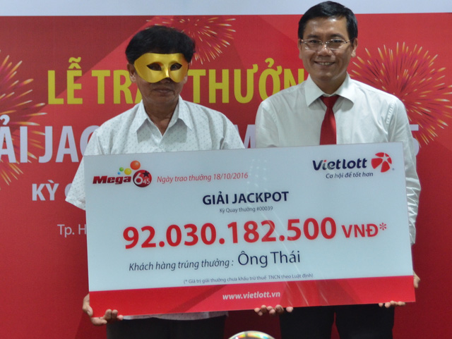 Ông Thái (trái) nhận phần lộc trời khủng từ giải Jackpot