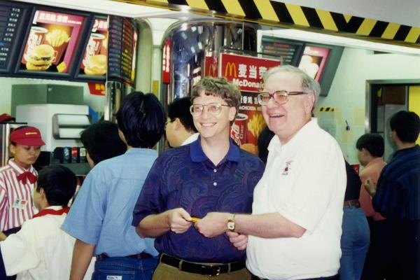 
Warren Buffett và Bill Gates trong một cửa hàng McDonald’s tại Hong Kong. (Nguồn: CNBC)
