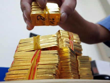 
Giá vàng bật tăng trong cơn lốc bán tháo
