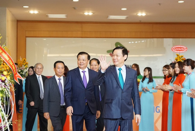 Phó Thủ tướng Vương Đình Huệ cùng lãnh đạo Bộ Tài chính tham dự lễ khai trương thị trường chứng khoán phái sinh sáng nay (10/8) - Ảnh: HNX.
