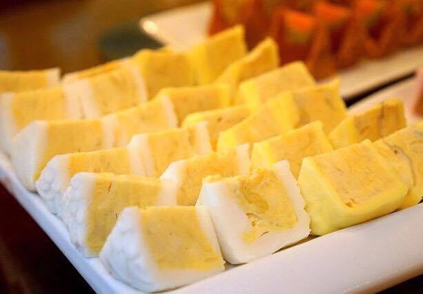 
Tại Việt Nam, các cửa hàng hầu như mới nhập 2 loại bánh trung thu sầu riêng tươi có vỏ trắng và vỏ vàng của Malaysia về bán.

