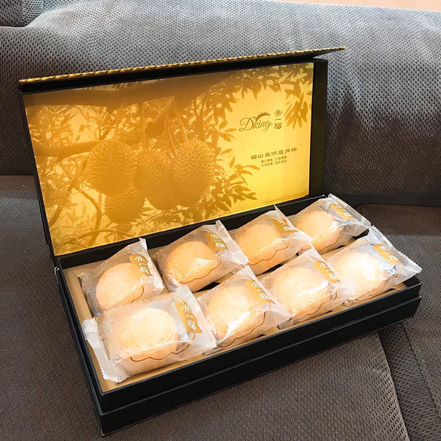 
Một hộp bánh sầu riêng tươi cao cấp có giá 1,2 triệu đồng/hộp 8 chiếc.
