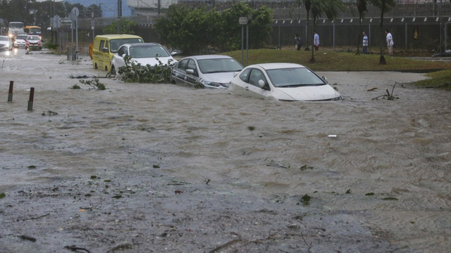 
Lũ lụt và cây đổ la liệt trên đường cạnh ga tàu điện ngầm Heng Fa Chuen, cảng Chai Wan khi cơn bão Hato ập đến Hong Kong. (Nguồn: Sam Tsang)
