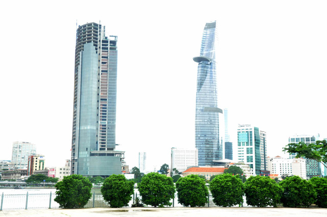 Nhìn từ bên kia sông Sài Gòn, tòa nhà nhìn trông rất mỹ quan đô thị nhưng nhiều năm qua bất động khiến Chủ tịch UBND TPHCM Nguyễn Thành Phong cho rằng đã làm xấu bộ mặt đô thị.