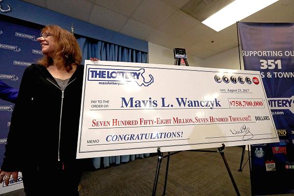 
​Mavis L. Wanczyk được công bố là người chiến thắng trong Jackpot Powerball trị giá 758,7 triệu USD trong Braintree, Massachusetts. (Nguồn: Boston Globe | Getty Images)
