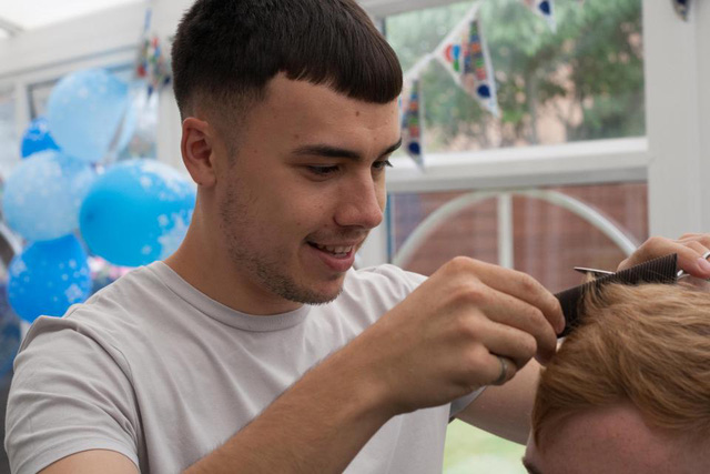 Sinh viên kiếm hơn 100 triệu đồng trong 2 năm nhờ cắt tóc theo video trên Youtube