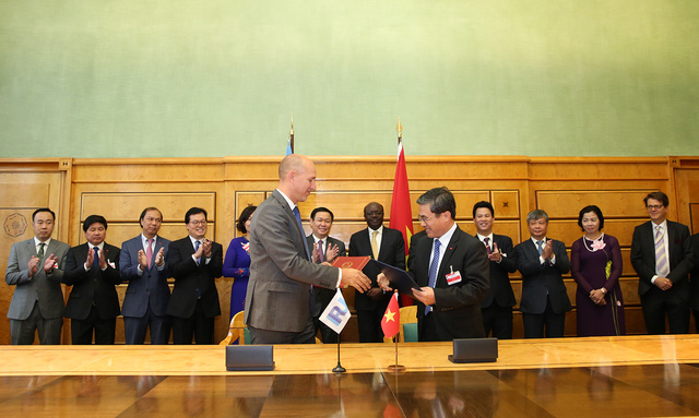 Phó Thủ tướng Vương Đình Huệ chứng kiến Lễ ký 3 thỏa thuận hợp tác giữa Bộ Tài chính Việt Nam với một số tổ chức quốc tế tại Giơ-ne-vơ.
