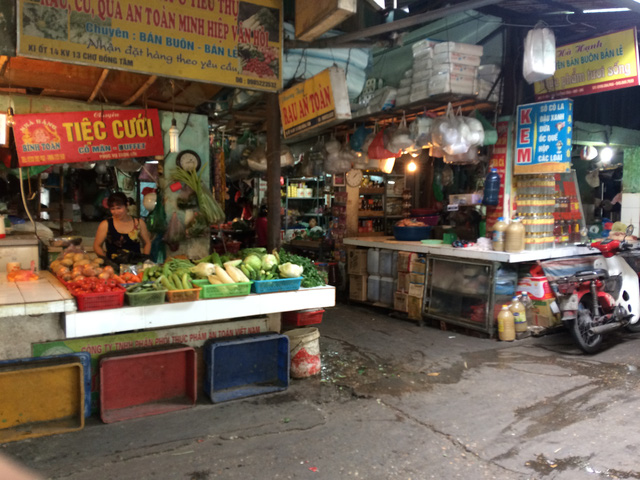 Chợ Đồng Tâm khá gần các trường đại học nhưng cũng ảm đạm vào giờ trưa