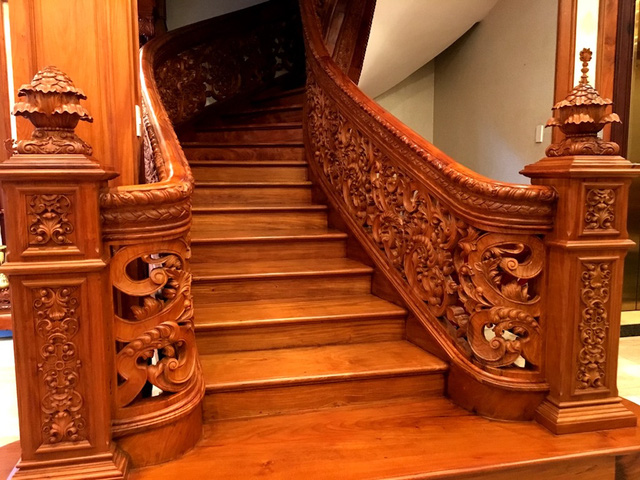 Cầu thang bộ được làm bằng gỗ xịn