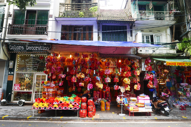 
Hàng Mã là phố bán đồ chơi nổi tiếng trong khu phố cổ Hà Nội. Vào các dịp Trung thu, màu sắc của các loại đèn lồng, đồ chơi giăng khắp không gian cổ kính khiến nơi đây trở thành điểm tham quan hấp dẫn.
