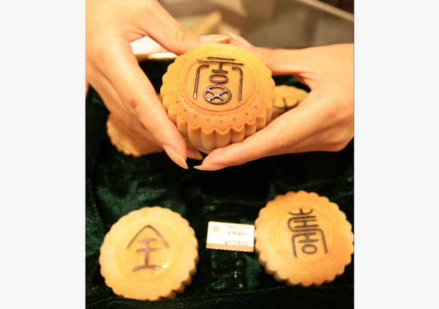 Bánh Trung thu ngọc bích được trưng bày tại một cửa hàng vàng ở Tế Nam, Sơn Đông, Trung Quốc. (Nguồn: IC)