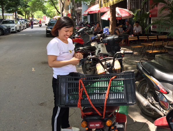 
Chị Nguyễn Thị Diệu Linh, sinh năm 1987, chủ gánh cơm Grab 15.000 đồng/suất

