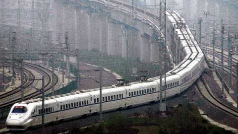 Trung Quốc ngập nợ vì đường sắt cao tốc: Tự sập bẫy?