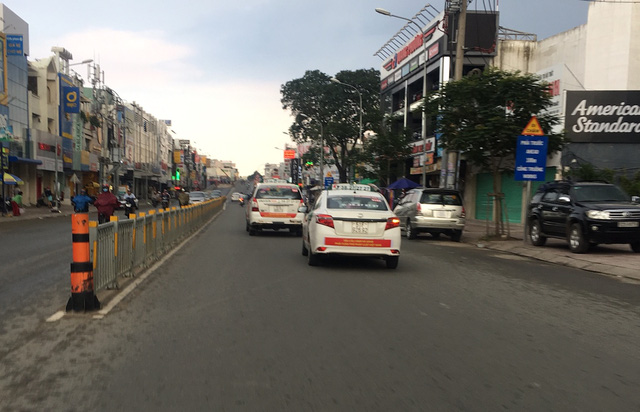 Tại đường Nguyễn Oanh (quận Gò Vấp), khi thấy chúng tôi áp sát chụp hình thì 2 xe taxi của Vinasun (1 chiếc 7 chỗ, 1 chiếc 4 chỗ) bất ngờ tăng tốc