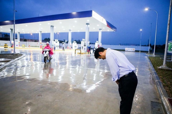 Cách phục vụ tại trạm xăng dầu 100% vốn ngoại đầu tiên tại Việt Nam nhận được sự quan tâm lớn từ dư luận.