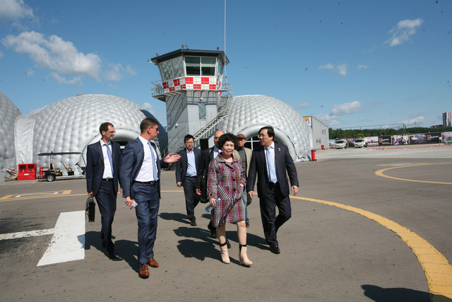 
Bà Thái Hương cùng ông Nguyễn Thanh Sơn, Đại sứ Việt Nam tại Liên bang Nga ra trực thăng trong lần đầu bay ở Moscow khảo sát khu vực lập trang trại bò sữa
