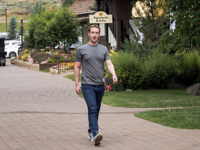 Mark Zuckerberg thường xuất hiện với chiếc áo thun giản dị. Ảnh: Business Insider
