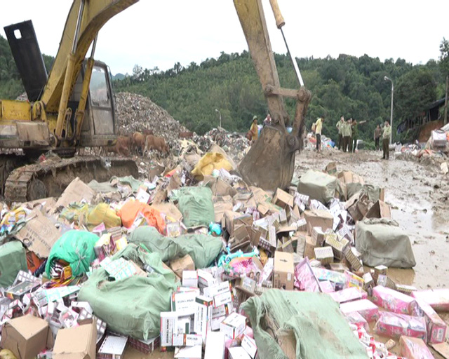 Số hàng hóa vi phạm trị giá gần 5 tỷ đồng được lực lượng chức năng tổ chức chôn lấp tại bãi rác Tân Lang