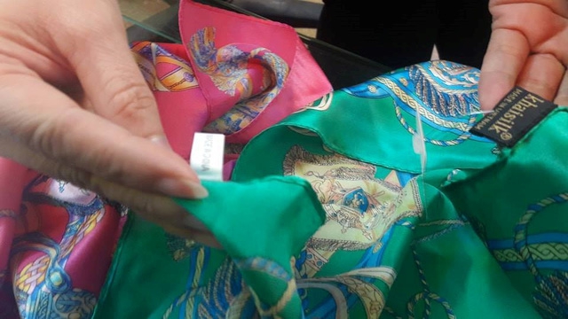 Mặt hàng khăn của Khaisilk bị tố là hàng Trung Quốc gắn mác giả hàng Việt