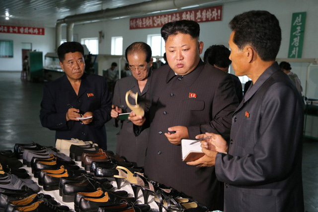 Lãnh đạo Kim Jong Un đến kiểm tra Nhà máy giày Wonsan. (Nguồn: Korean Friendship Association)