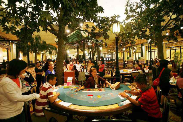 Đầu tháng 12, người gửi tiền có lãi 10 triệu đồng/tháng được vào chơi casino